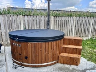 Vilo Hot Tubs_Hot tub with thermo leather cover and 3-steps stairs