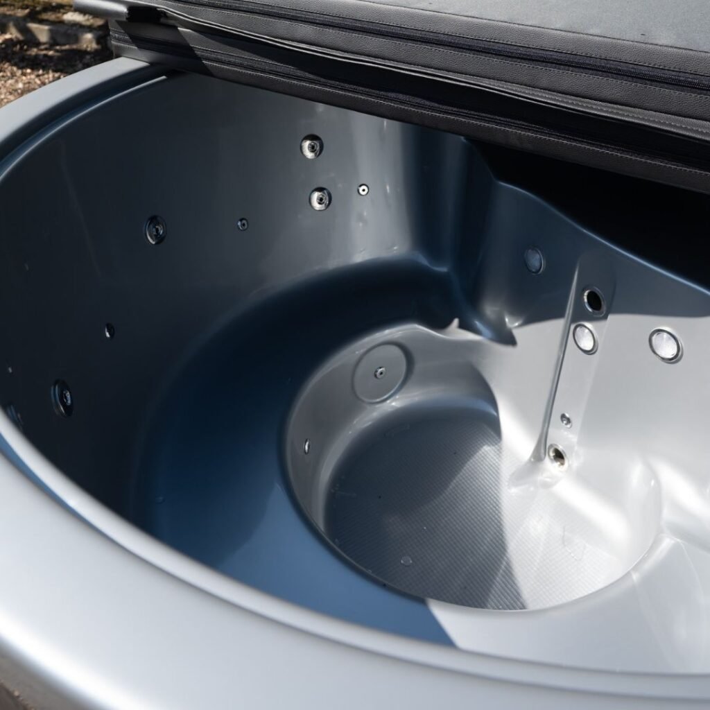 Acrylic interior hot tub with integrated heater Vilo Hot Tubs