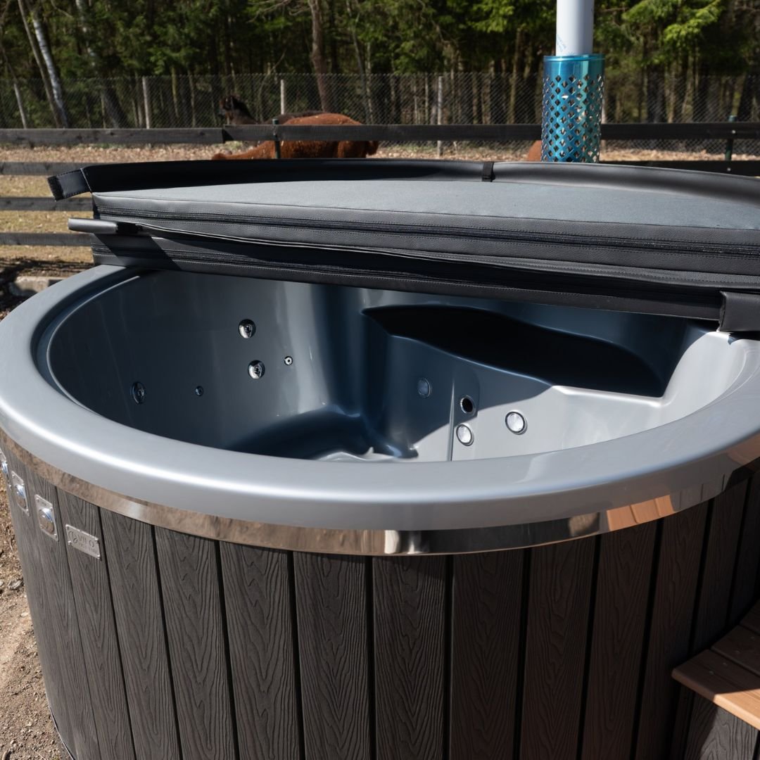 Acrylic interior hot tub with integrated heater Vilo Hot Tubs