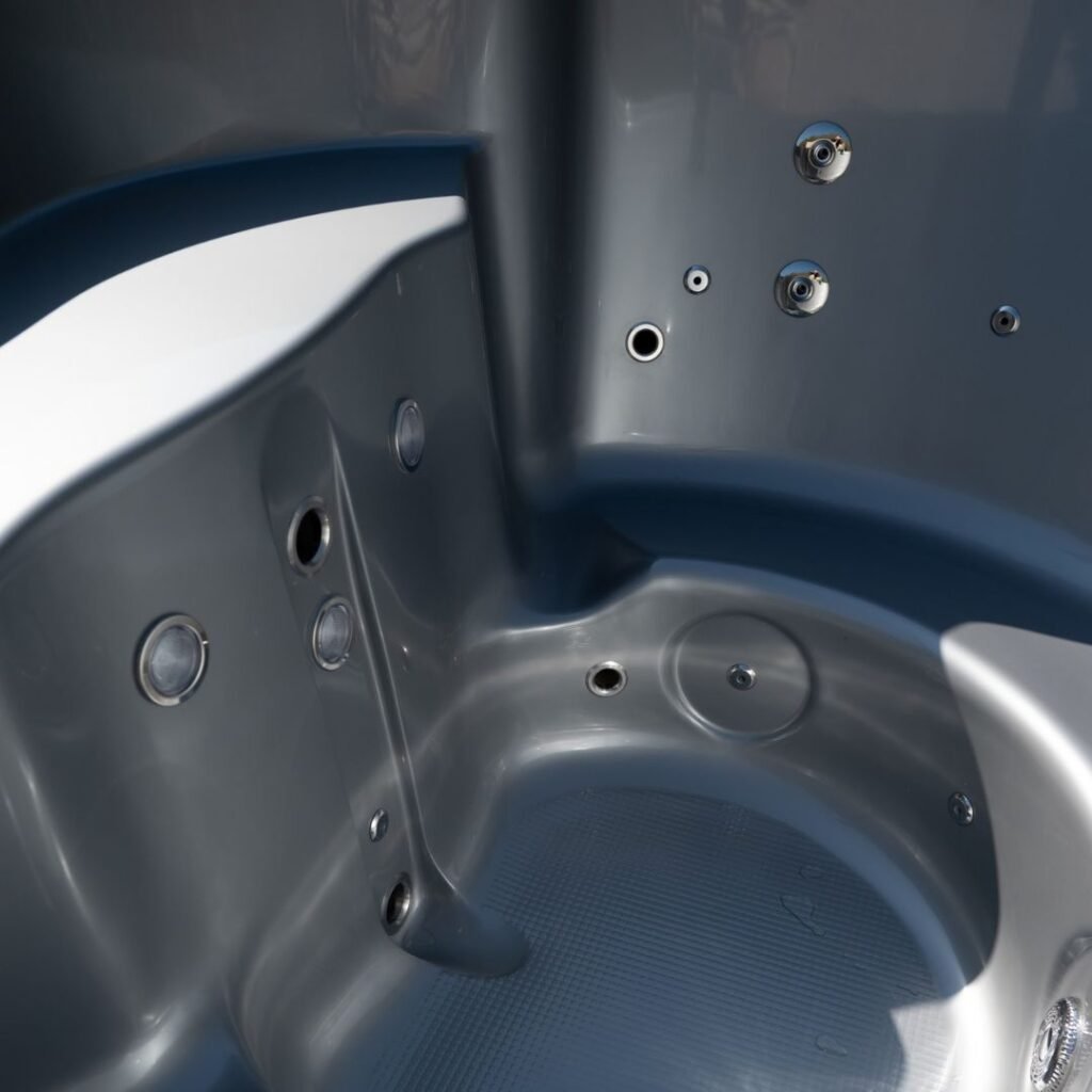 Acrylic interior hot tub with integrated heater Vilo Hot Tubs