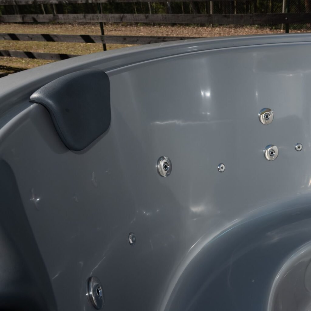 Acrylic interior hot tub with integrated heater Vilo Hot Tubs