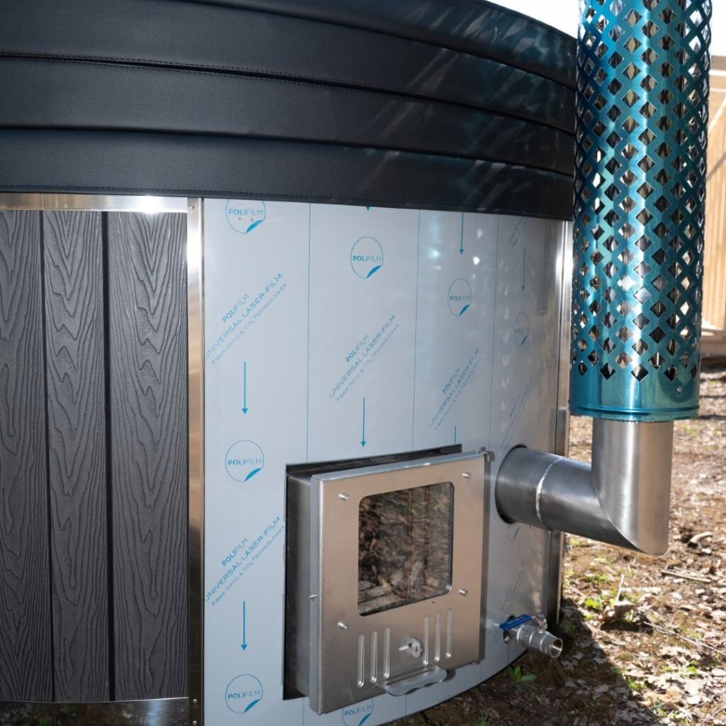 Acrylic interior hot tub with integrated heater Vilo Hot Tubs