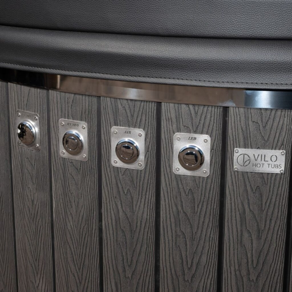 Acrylic interior hot tub with integrated heater Vilo Hot Tubs