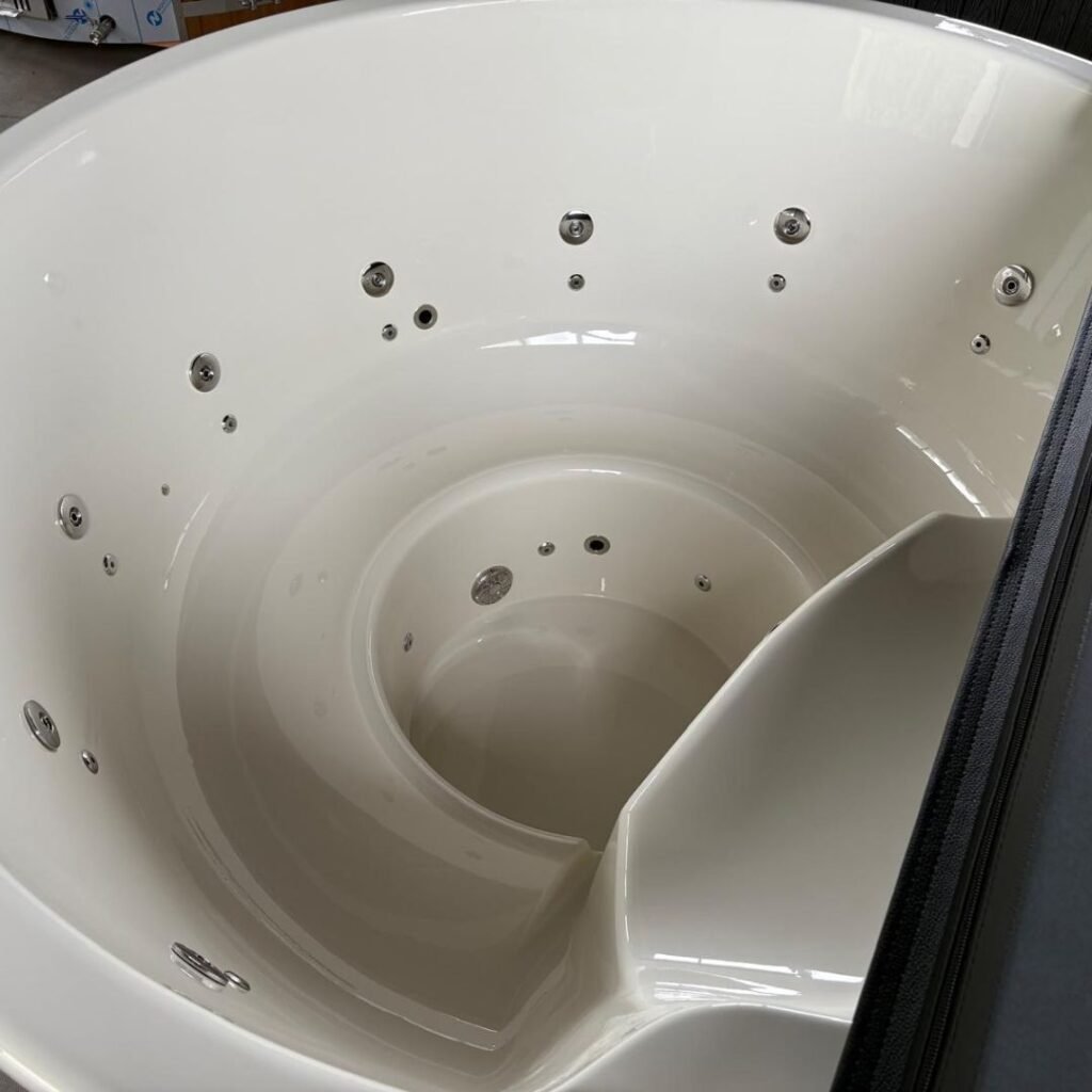 Ester hot tub for 5 persons Vilo Hot Tubs