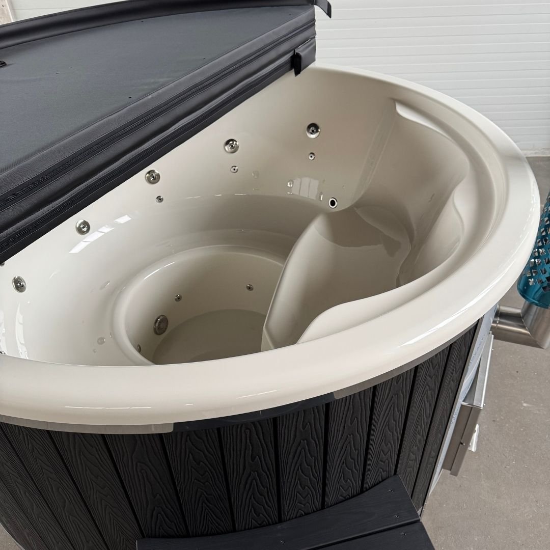 Leon hot tub with integrated heater Vilo Hot Tubs