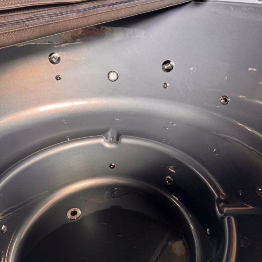 Acrylic hot tub with external heater_Vilo Hot Tubs