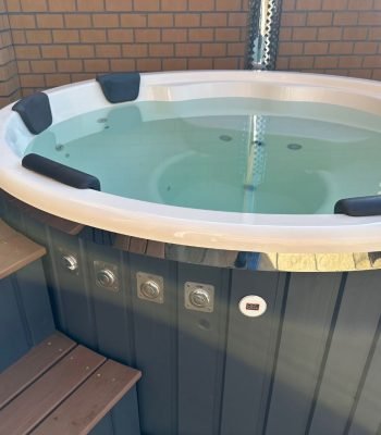 Medium size Timber Hot Tub with integrated heater_Vilo Hot Tubs